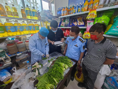 青河縣市監局開展批發店面食用農產品快速檢測工作